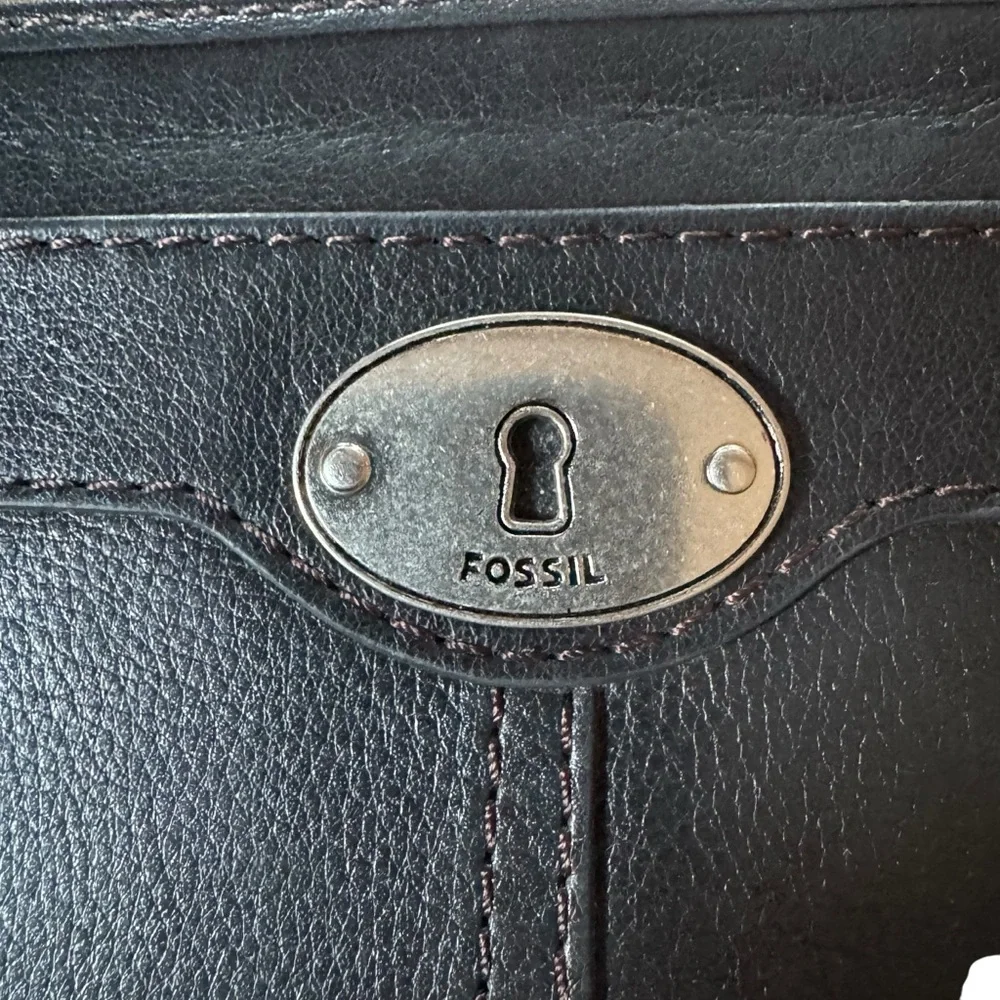 Women’s Fossil Black Leather Wallet With Zip Closure and Outside Pockets